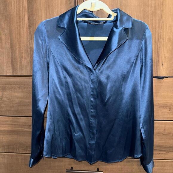 Lafayette 148 split-collar lustrous silk charmeuse with French cuff - Picture 6 of 9